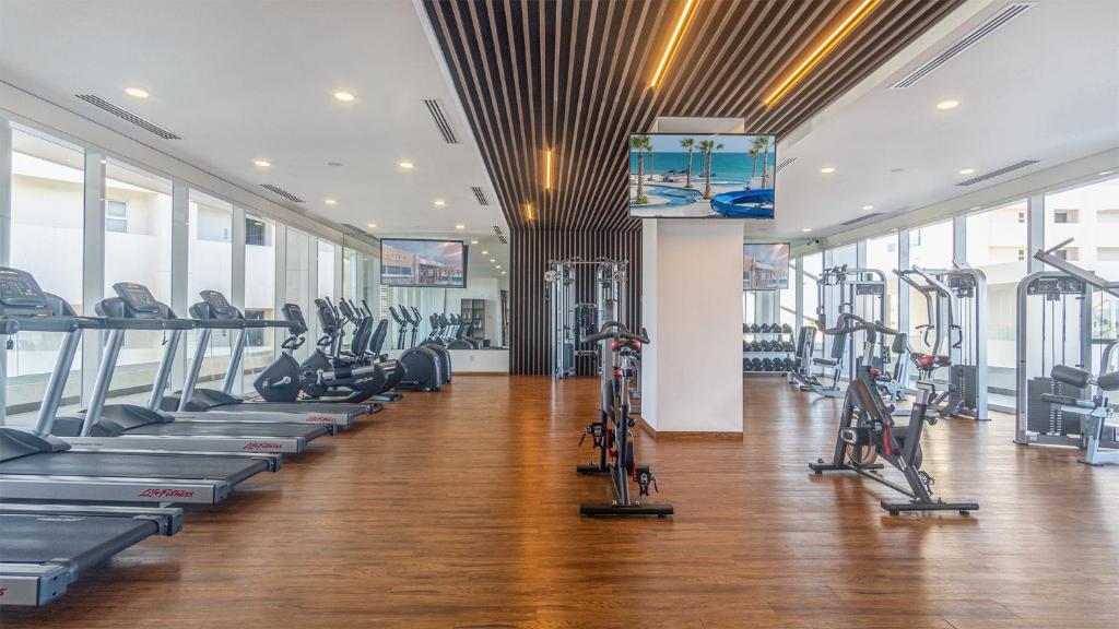 Γυμναστήριο ή/και όργανα γυμναστικής στο Amaizing condo by the beach Encantame W1704