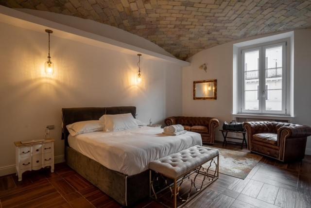 a bedroom with a large bed in a room at termini camera in Rome
