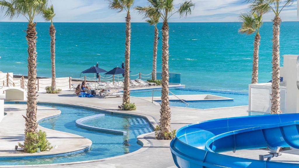 Bazén v ubytování Encantame Towers Viento 105 nebo v jeho okolí