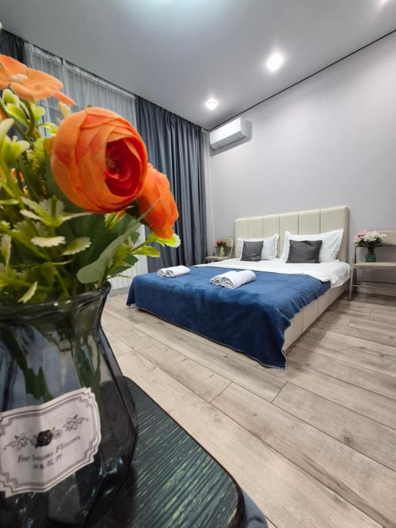 Postel nebo postele na pokoji v ubytování Сердце города & City Center