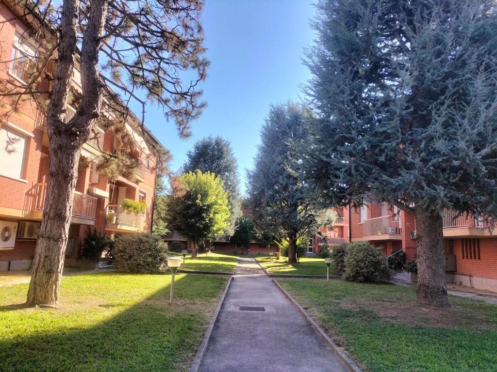 a walkway in a park between two apartment buildings at Appartamento Muscatel in Piobesi dʼAlba
