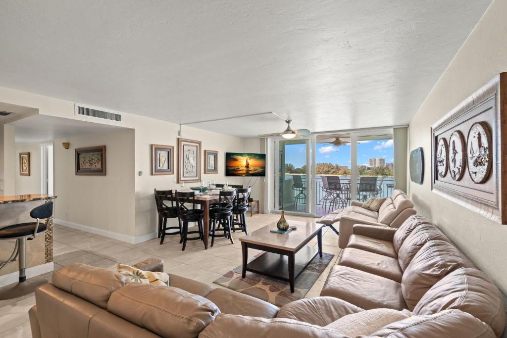 Χώρος καθιστικού στο 2 Bedroom Beachfront Condo on Clearwater Beach