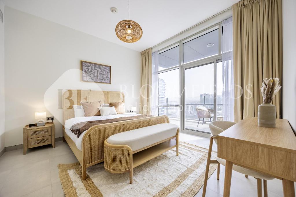 um quarto com uma cama e uma janela grande em Bloomfields Spacious 2br in Lamar Raha em Al Qurayyah