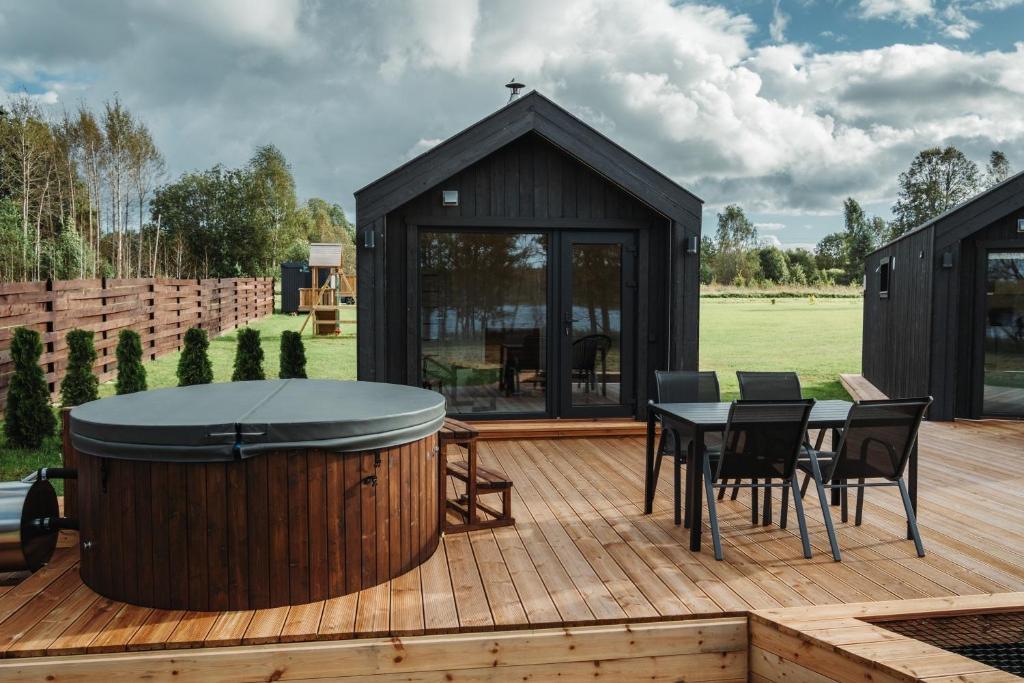 Zahrada ubytování Rātes Krasti - PĒRLE- holiday house with sauna and lakeview