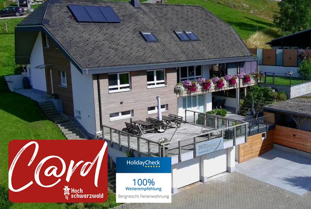 トートナウベルクにあるBergneschtの屋根に太陽光パネルを敷いた家