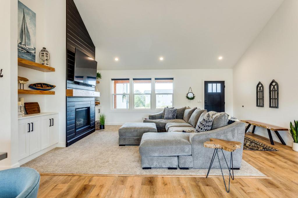 Posezení v ubytování Close to Ocean Beaches, Hot Tub! Fire Pit! Dog Friendly! Seas the Moment