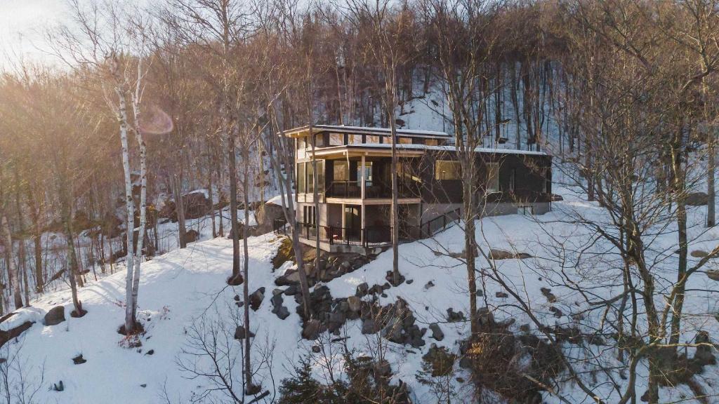 Twin Cottages with Mountain & Lake View v zime