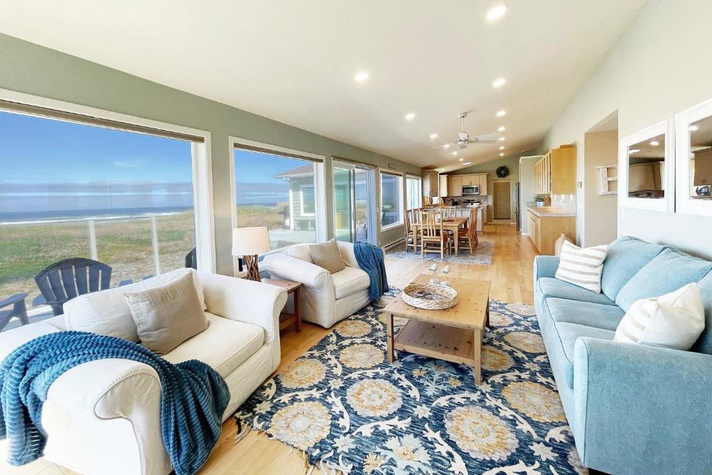 Posezení v ubytování Beautiful Ocean Front Home! Sweeping Ocean Views! Pacific Sands