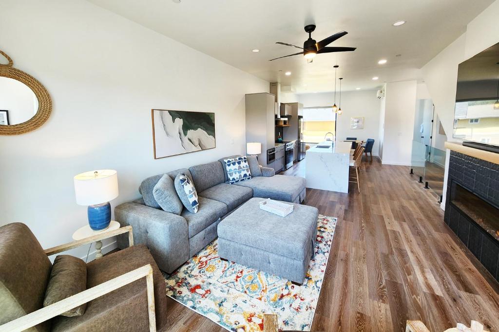 Posezení v ubytování New Townhouse! Hot Tub! Dog Friendly! Short Walk to the Beach! Rainshadow Retreat