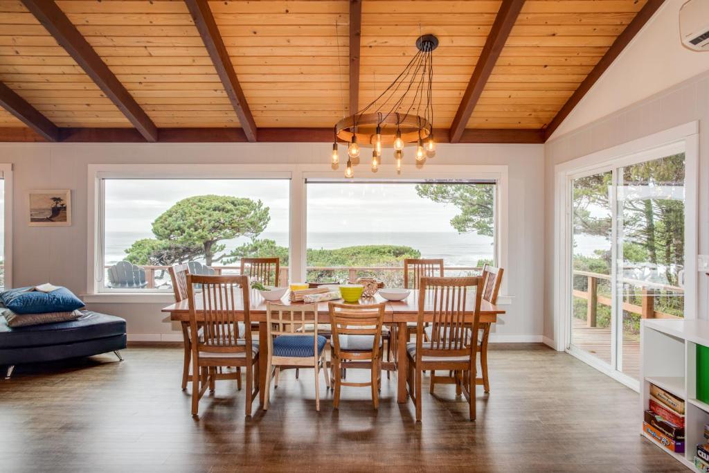 a dining room with a table and chairs at Hot Tub! Ocean Front & Dog Friendly! Ocean Watch in Holiday Beach