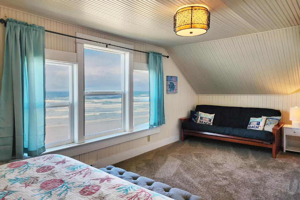 Postel nebo postele na pokoji v ubytování Ocean Front Nye Beach House! Hot Tub! Dog Friendly!