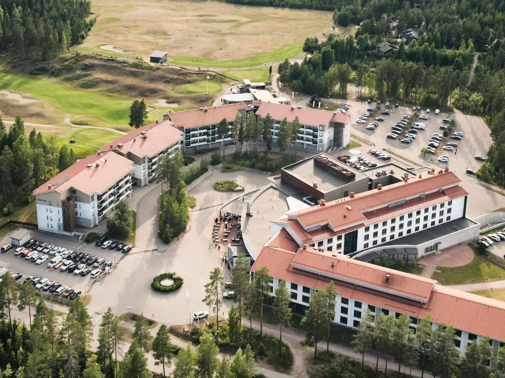 an overhead view of a building with a parking lot at Premium Chalet huoneisto kylpylän vieressä in Vierumäki