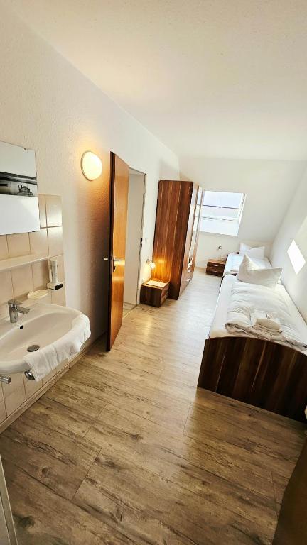 Hotel Krone & Restaurant - Family Room With Bathroom