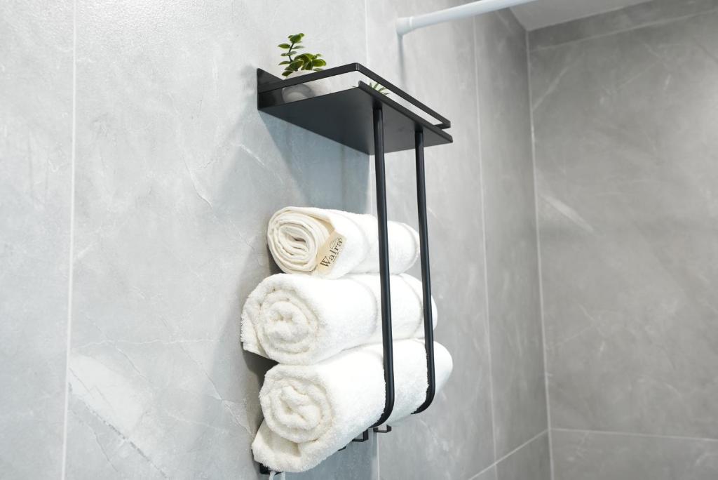 a towel rack with towels on a wall in a bathroom at Wohnung IA - Elegante Mini-Suite in Neuwied