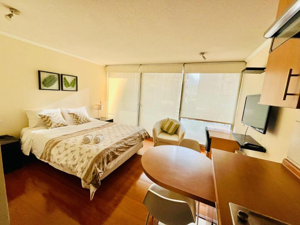 Ένα ή περισσότερα κρεβάτια σε δωμάτιο στο Studio in Lastarria - art, culture and gastronomy