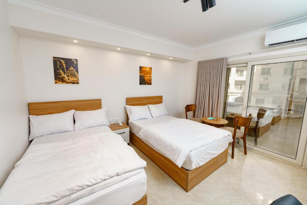 Giường trong phòng chung tại Rock Pyramids Hotel