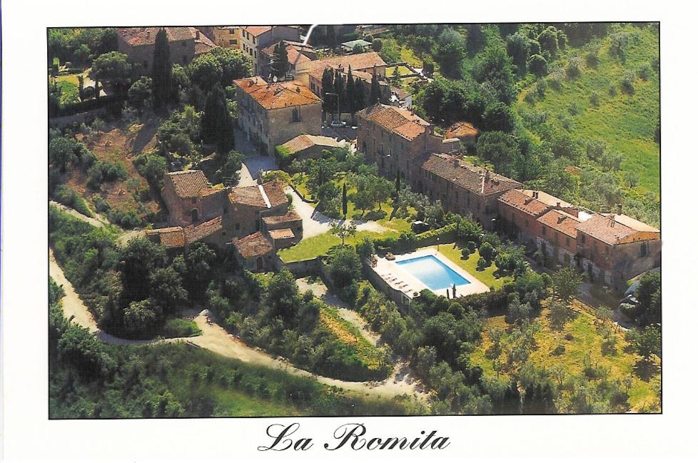 eine Luftansicht eines Herrenhauses mit Pool in der Unterkunft La Romita Ospitalità Rurale Familiare in Montisi