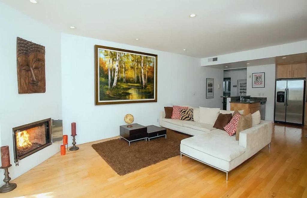ロサンゼルスにあるModern 2 Bedroom Condo near Abbot Kinneyの白いソファと暖炉のあるリビングルーム