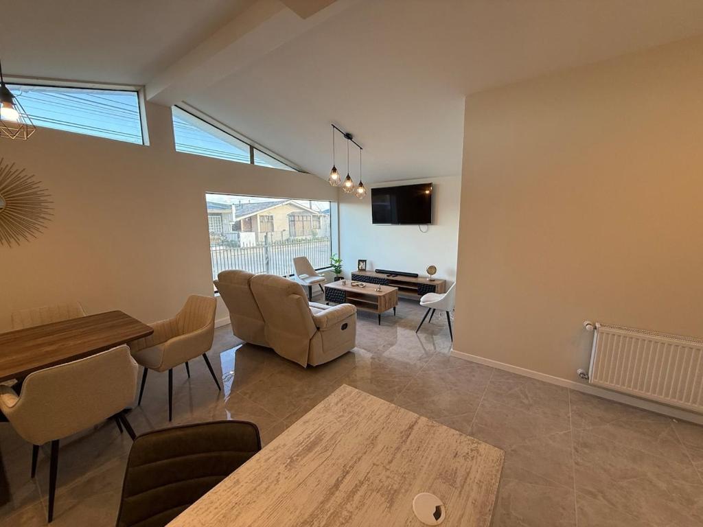 un salon avec une table et une salle à manger dans l'établissement Casa cerca costanera central, à Punta Arenas
