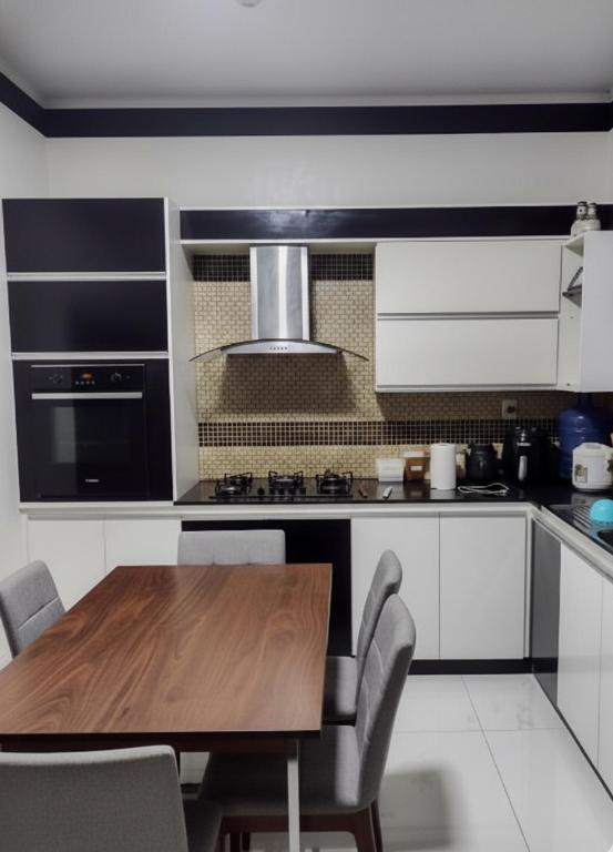 a kitchen with a wooden table and a stove at Cop30 in Belém