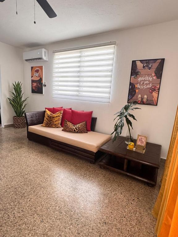 ein Wohnzimmer mit einer Couch und einem Fenster in der Unterkunft AGA House Vacation Rental in Carolina