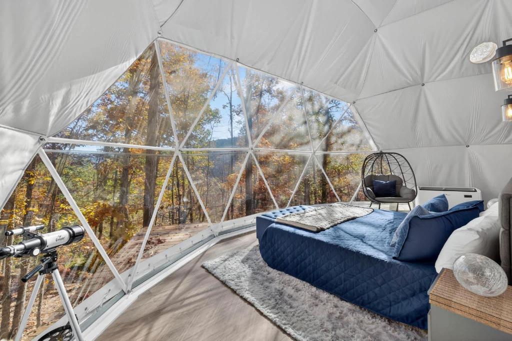 een kamer met een camera in een tent bij Glamping Dome w Fire Pit WiFi King Bed & Bath in Wardensville