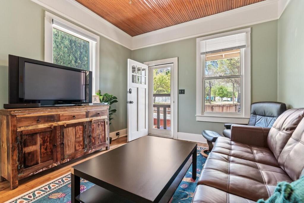 ein Wohnzimmer mit Sofa und Fernseher in der Unterkunft Copper Queen Cottage in Bisbee