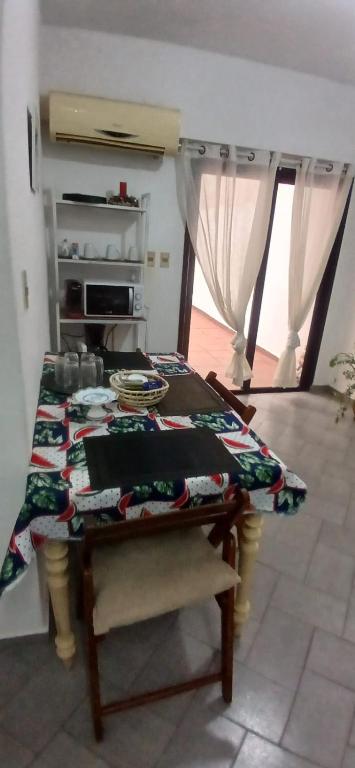 a dining room with a table and a kitchen at Alojamiento Edificio Alicante ll in Asunción