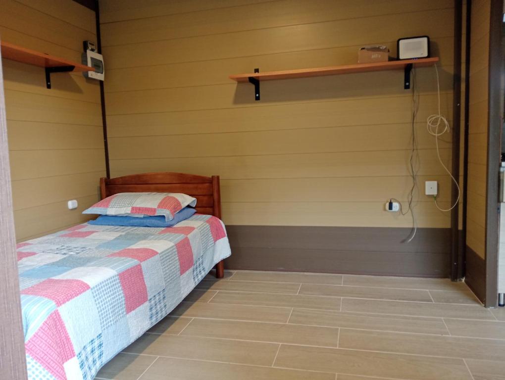 Ένα ή περισσότερα κρεβάτια σε δωμάτιο στο Encantadora tiny house en Cajicá campestre