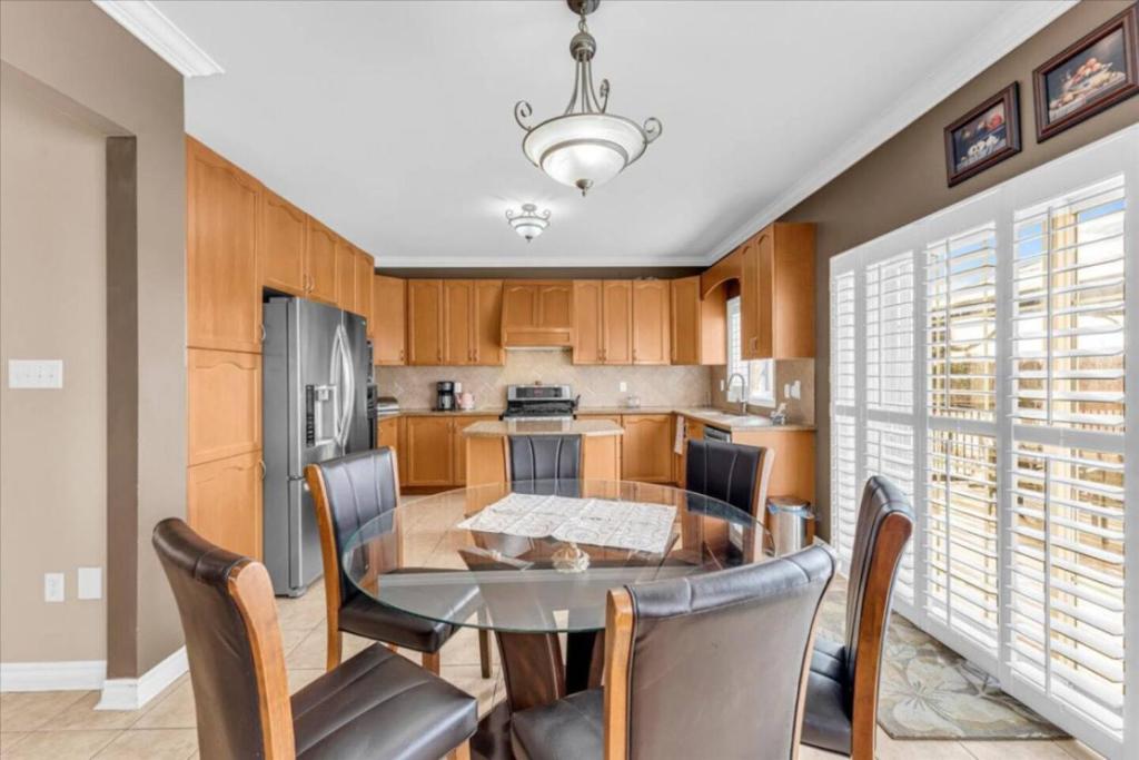 Η κουζίνα ή μικρή κουζίνα στο Luxury Mansion by Toronto and YYZ with Large Backyard Weddings