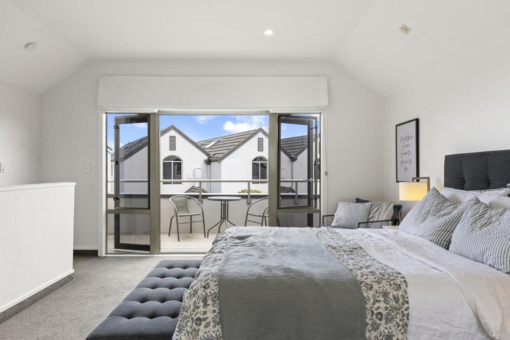 Postel nebo postele na pokoji v ubytování Modern apartment with stunning views near lake