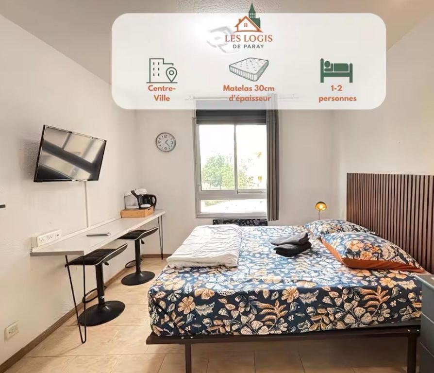 ein Schlafzimmer mit einem Bett, einem Schreibtisch und einem Computer in der Unterkunft Studio centre ville Les logis de Paray 321 in Paray-le-Monial