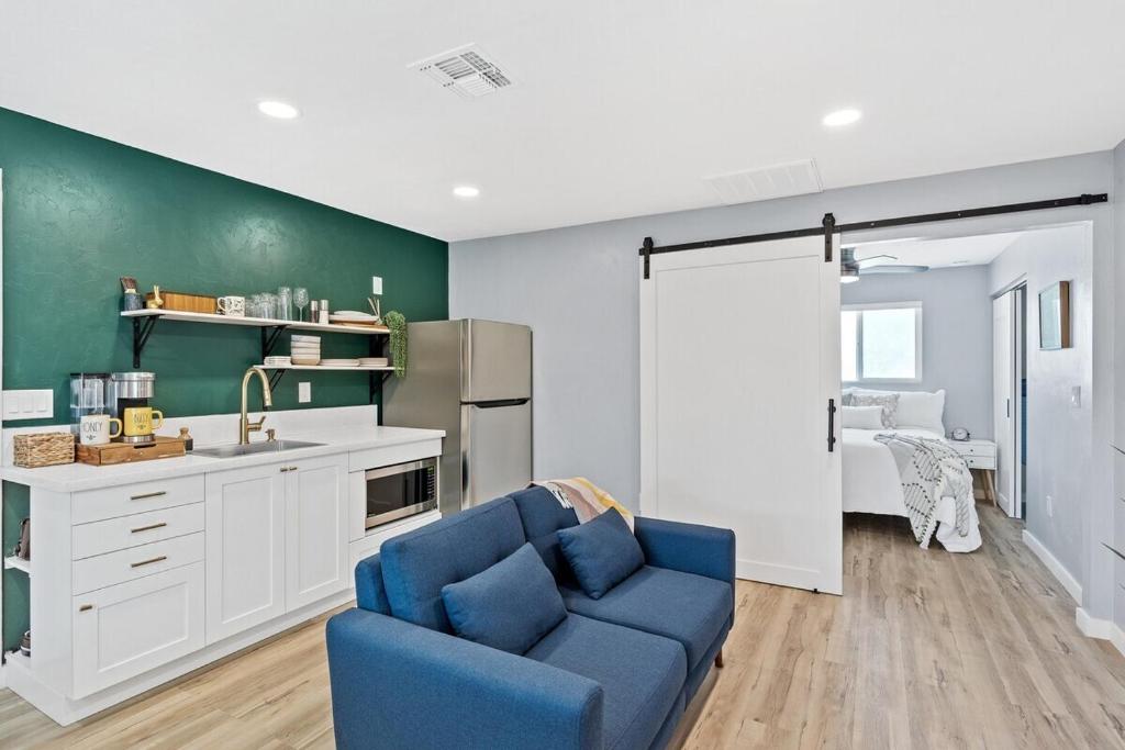 Η κουζίνα ή μικρή κουζίνα στο Pet Friendly Guesthouse in Central Tucson