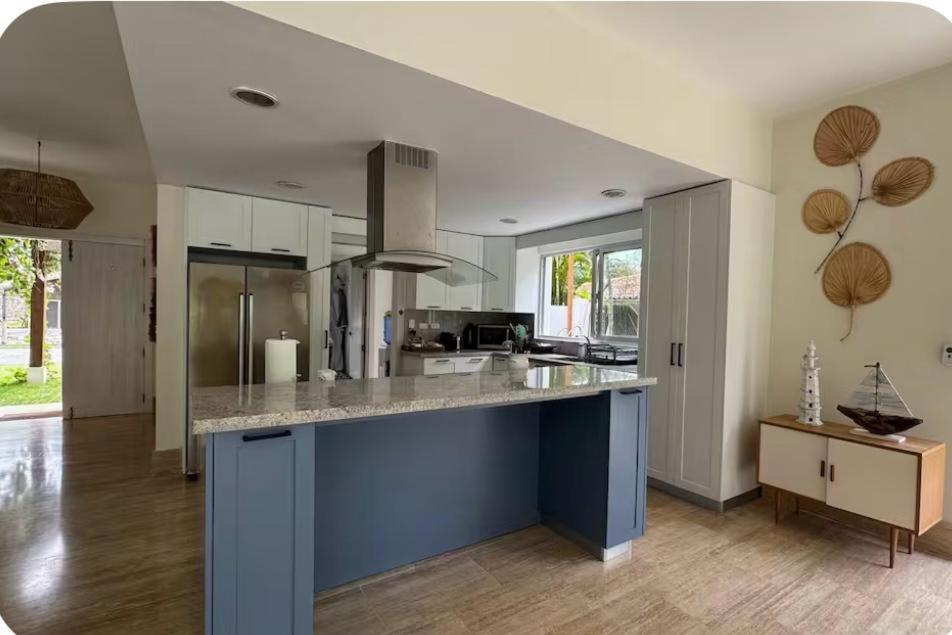 een keuken met een blauw eiland in een kamer bij Portillo Villa Loft 7BR in El Limón