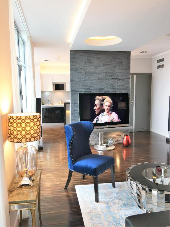TV a/nebo společenská místnost v ubytování MONDRIAN Luxury Suites & Apartments Market Square IV