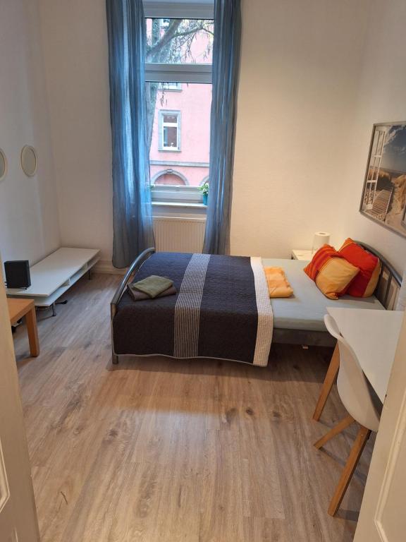 ein Schlafzimmer mit einem Bett und einem Fenster mit blauen Vorhängen in der Unterkunft Denia privat room 5min walk from Railstation in Koblenz