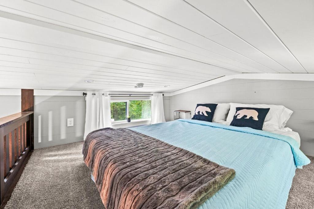 Ένα ή περισσότερα κρεβάτια σε δωμάτιο στο Crescent Moon Hygge Tiny Home by Dollywood, Hot Tub 3PM Check in