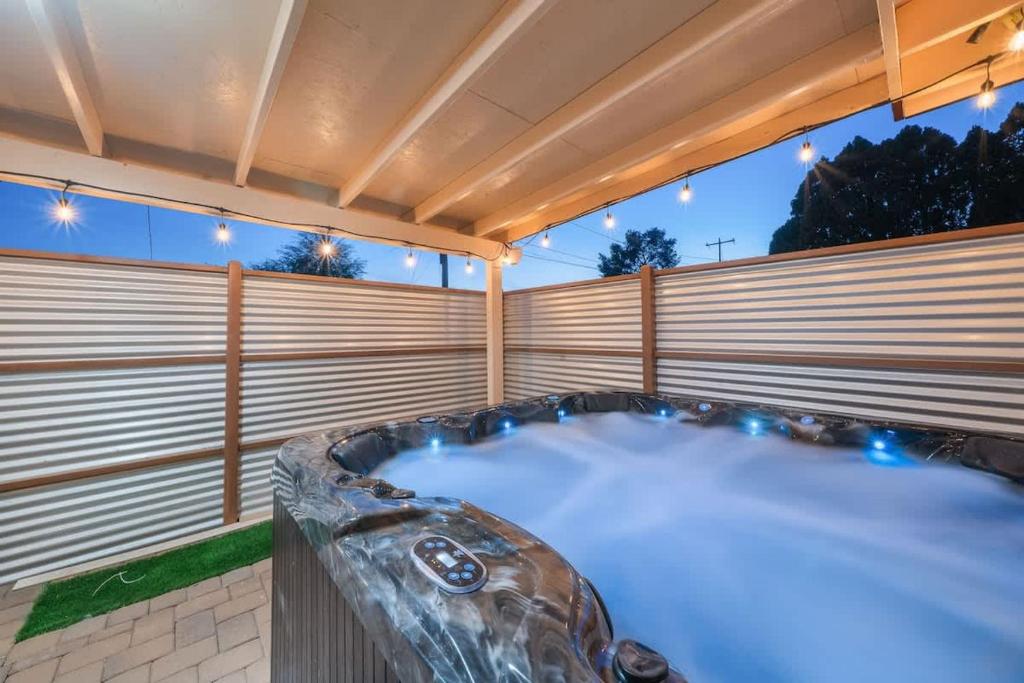 土桑3BR 2BA Comfy Home with Jacuzzi的围栏里的按摩浴缸，带灯