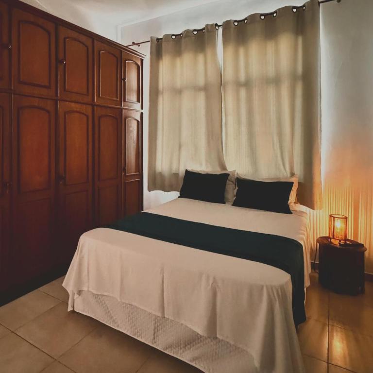 ein Schlafzimmer mit großem Bett und Fenster in der Unterkunft Canto da Lapa in Rio de Janeiro