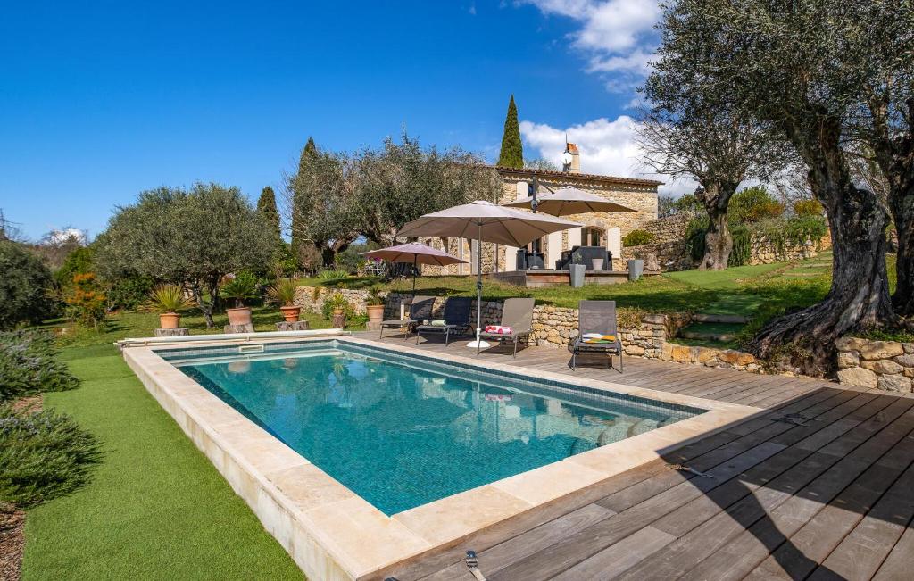 モントルーにあるGorgeous Home In Callianの家のある庭のスイミングプール