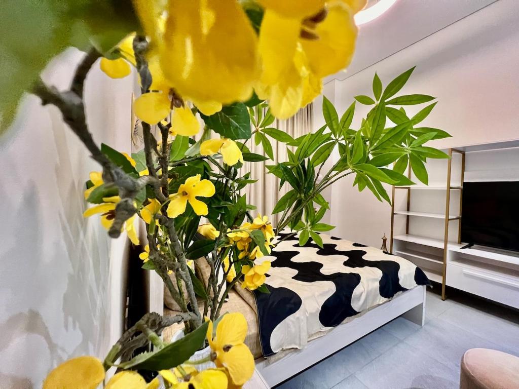 TV a/nebo společenská místnost v ubytování Karama Apple building