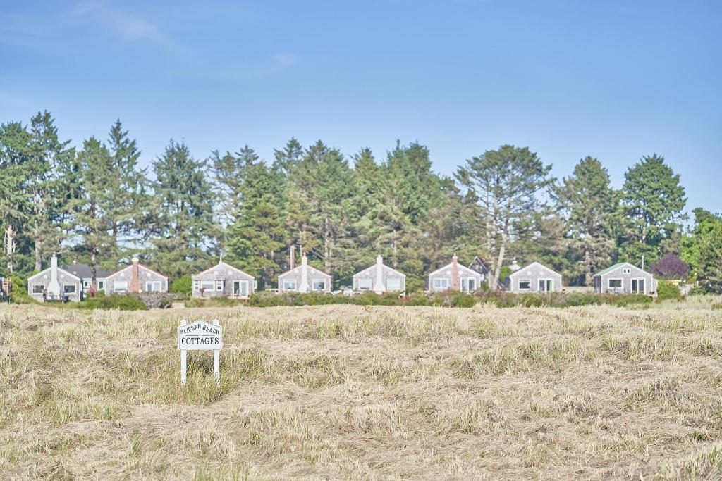 un panneau dans un champ avec une rangée de maisons dans l'établissement Klipsan Beach Cottages, à Ocean Park