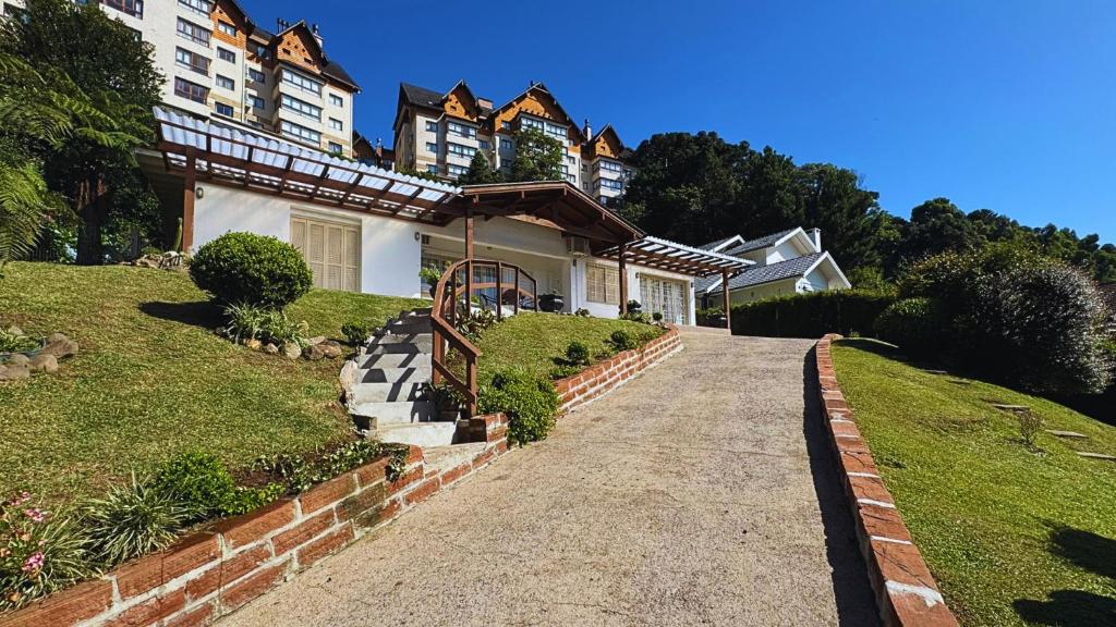 ein Haus auf einem Hügel mit Auffahrt in der Unterkunft Apartamento no Centro de Gramado, 700 m da Rua Coberta in Gramado