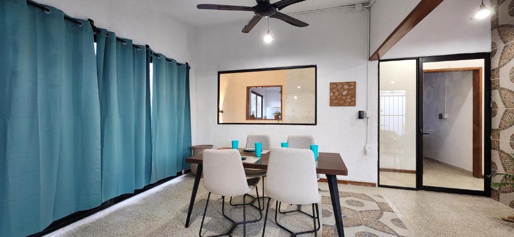 a dining room with a table and white chairs at Loft Colibrí en Centro Histórico Carmen in Ciudad del Carmen