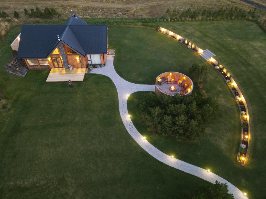 een bovenaanzicht van een huis met lichtjes op het gazon bij Garden Villa ' Lava Forest ' in Selfoss