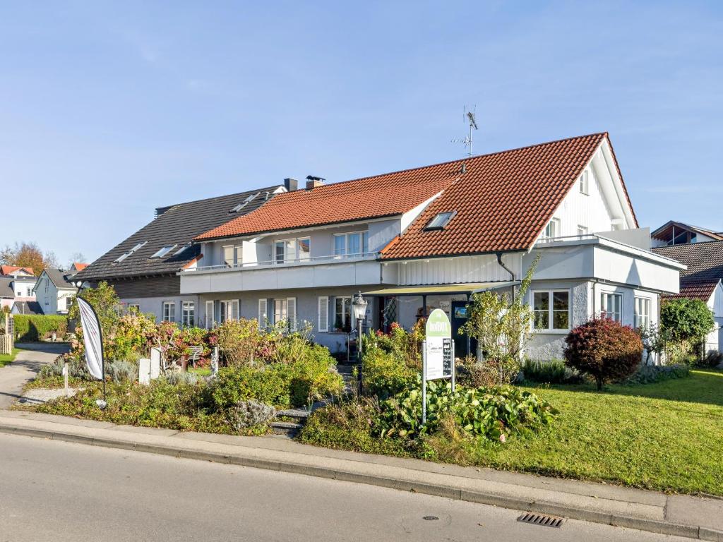 une maison avec un panneau devant dans l'établissement Landhaus Schnell, à Nonnenhorn