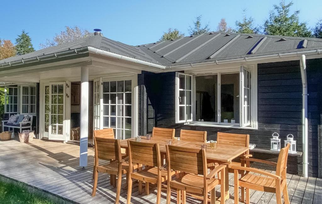 ホーンバックにあるGorgeous Home In Hornbæk With Wifiの木製テーブルと椅子付きのパティオ