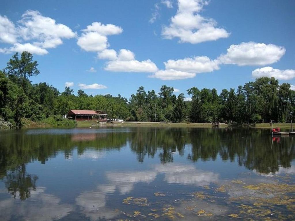 um grande lago com uma casa ao fundo em Hershey Camping Resort Park Model 6 em Mount Wilson