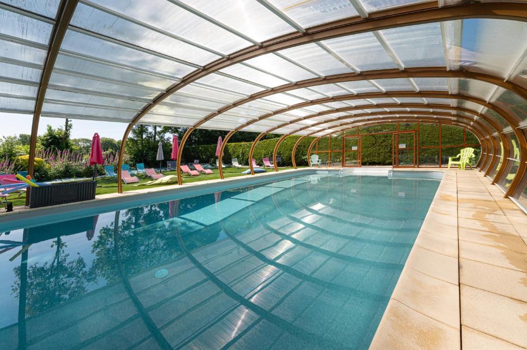 einen Innenpool mit einem einziehbaren Dach in der Unterkunft Domaine de Lestroué - Île d'arz in La Vraie-Croix