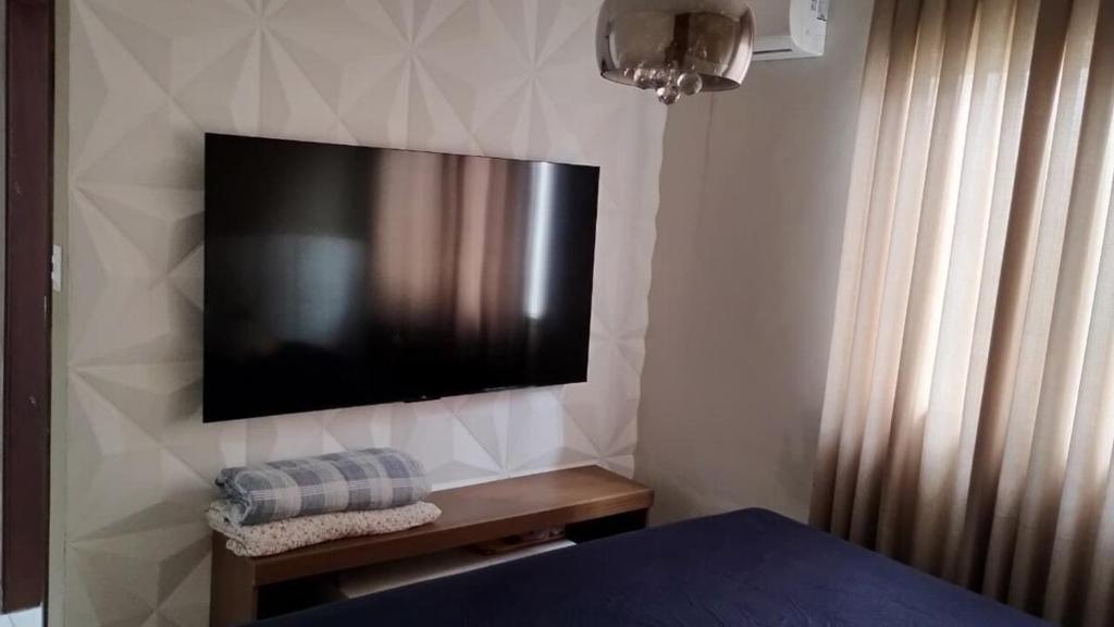 ExtremózにあるBem vindos ao paraíso de Genipabu!のベッドルームの壁に薄型テレビが付いています。